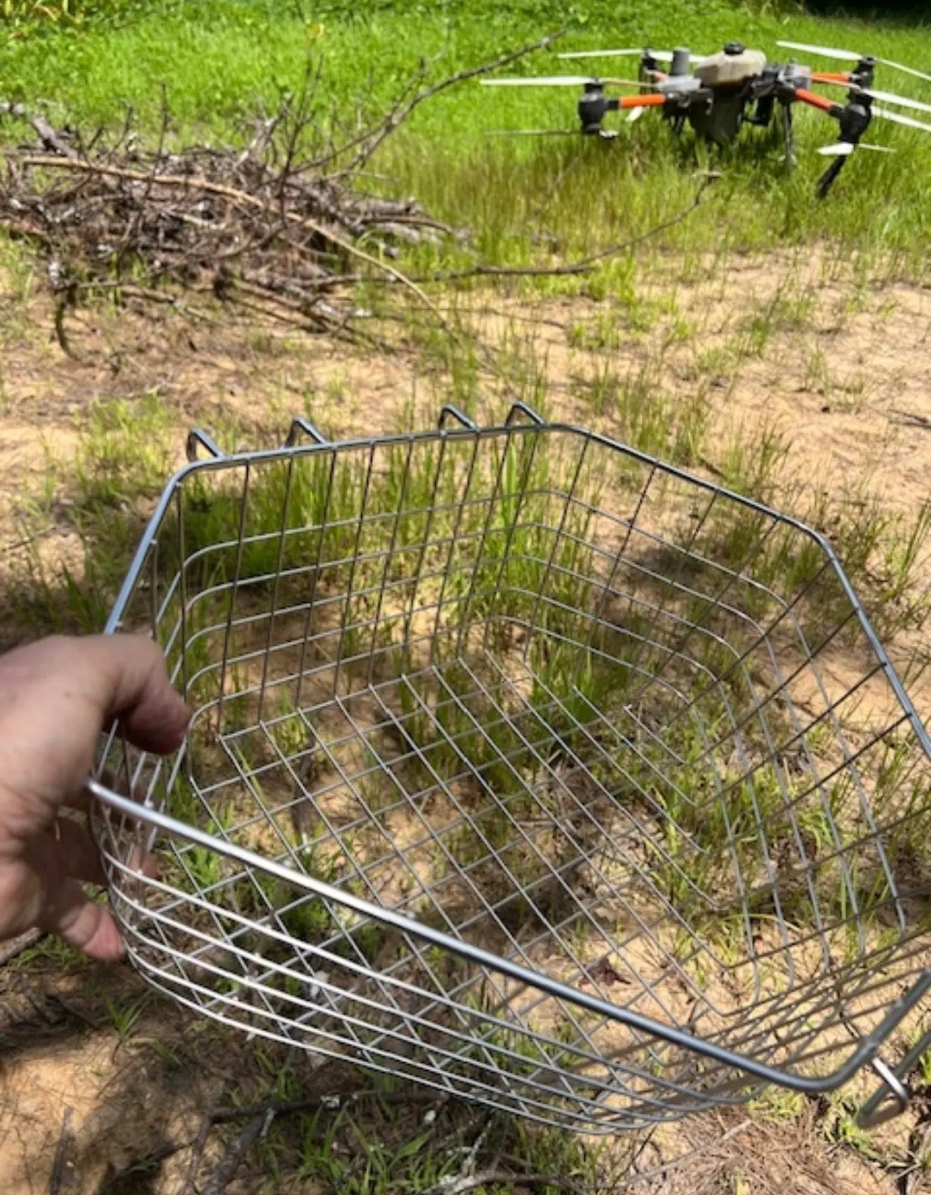 Stainless steel fertilizer spreader filter basket with wire mesh frame